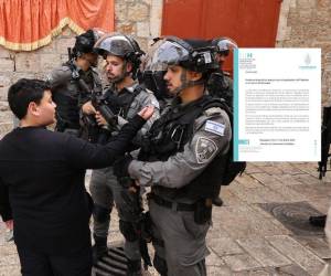 Un joven palestino habla con la policía fronteriza israelí en la Ciudad Vieja de Jerusalén, el 17 de abril de 2022.