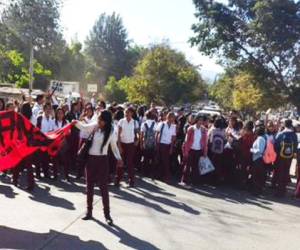 Los estudiantes de la Escuela Normal Mixta Pedro Nufio también protestaron el lunes.