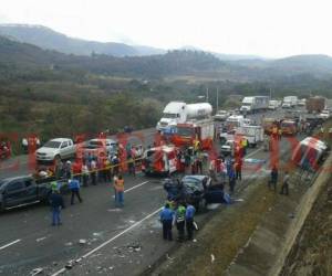 Personal de rescate se encuentra en la zona realizando los levantamientos de los cadáveres...