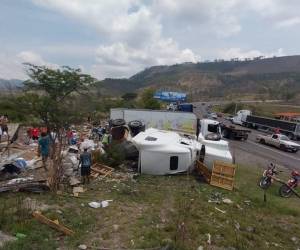 La rastra llevaba en su interior diferentes productos agrícolas que quedaron esparcidos sobre el lugar del accidente.