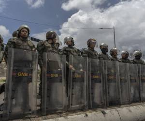 Miembros de la Guardia Nacional desplegados para disolver las protestas el día después de una disputada elección presidencial en Venezuela. (Alejandro Cegarra para The New York Times)