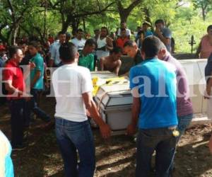 Familiares y amigos cargan en el ataúd que guarda los restos del joven Ariel Aguirre Pérez quien murió soterrado en la mina Cuculmeca. Fotos, Gissela Rodríguez/El Heraldo