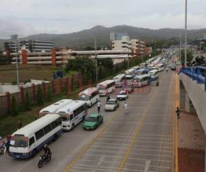 Los aumentos de uno y dos lempiras, más cinco lempiras de rebaja por galón de combustible son parte de los acuerdos a los que llegaron los transportistas de la zona norte, sur y centro del país.