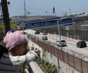 En Tijuana (noroeste), fronteriza con San Diego, llegaron unos 120 migrantes, incluidos 50 menores, a bordo de dos autobuses. Foto AP / EL HERALDO