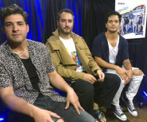 De izquierda a derecha Julio Ramírez, Jesús Navarro y Gilberto Marín, del grupo pop mexicano Reik, posan durante una entrevista con The Associated Press. (Foto: AP)