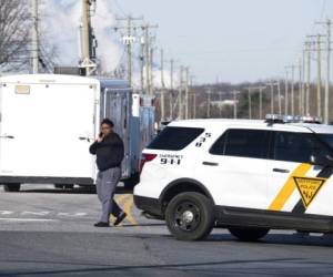 La policía establece un bloqueo de caminos en respuesta al reporte de un incidente en el que un hombre tomó a dos empleadas como rehenes en una instalación de UPS en Nueva Jersey. (Foto: AP)