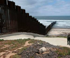 Para construir tramos de la cerca fronteriza ya existente, el gobierno de Estados Unidos llevó a los tribunales a cientos de terratenientes. Foto: AP