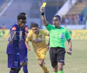 Héctor Rodríguez amonesta al jugador de Motagua. El Ciclón ya suma 15 tarjetas amarillas en lo que va del torneo (Foto: EL HERALDO)