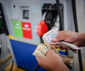 El precio de la gasolina superior bajó de 101.82 a 98.83 lempiras esta semana y regular cayó a 90.20 el galón.