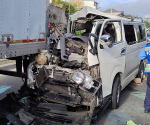 El busito impactó contra una rastra que estaba estacionada en el anillo periférico de la capital de Honduras.