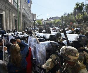 Tropas militares y tanquetas se desplegaron este miércoles frente a la sede del gobierno de Bolivia, en La Paz, e intentaron tumbar una puerta del palacio presidencial. Aquí las imágenes del hecho que condena toda Latinoamérica.