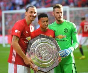 Zlatan Ibrahimovic, Jesse Lingard y David de Gea posan con el trofeo (Foto: AFP)