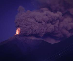 Fotografía del volcán de Fuego durante una “erupción masiva” en la madrugada de este 10 de marzo de 2025, en Alotenango.