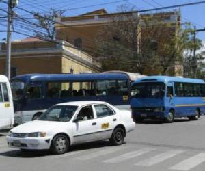 Los transportistas de la zona norte, sur y el rubro colectivo en el Distrito Central firmaron un acuerdo con el gobierno para aumentar la tarifa. Foto: EL HERALDO