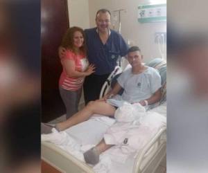 Harold Fonseca junto a su madre, Claudia Andino, y el doctor Benítez (Foto: Facebook)