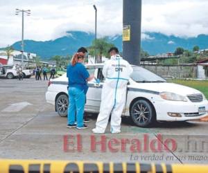 El cuerpo de Lesly Castellón de 61 años de edad quedó en el interior del taxi. Ella se conducía como pasajera de la unidad. Foto: El Heraldo