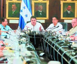 El presidente de Honduras Juan Orlando Hernández en reunión con su gabinete. (Foto: Archivo)