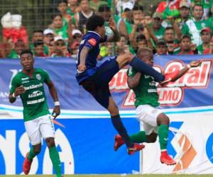 Figueroa en la falta con Lacayo. Foto: El Heraldo.