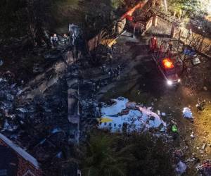 Un día que parecía tranquilo en la ciudad de Vinhedo se transformó en una tragedia cuando un avión de la aerolínea Voepass con 62 personas a bordo se estrelló el pasado viernes, dejando a todos los ocupantes sin vida. El desastre, considerado el más grave en Brasil en los últimos 15 años, ocurrió cuando la aeronave cayó en picado sobre una urbanización residencial.