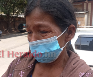 Virginia Bautista, abuela y madre de la mujer que habría matado a su hijo en Lepaterique, mientras reclama el pequeño cadáver en Medicina Forense.