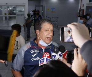 Bolillo Gómez al momento de abordar la prensa en el aeropuerto de San Pedro Sula.