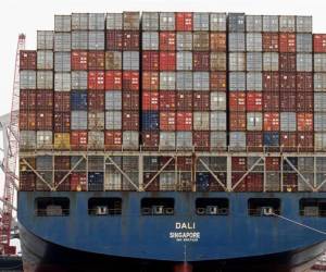 Fotografía de archivo de contenedores en un barco de carga, en Baltimore, Maryland, EE.UU., 18 de abril de 2024. EFE/EPA/Michael Reynolds