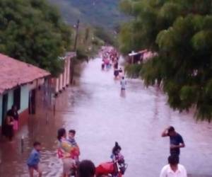 Varias familias dejaron sus hogares por las inundaciones.