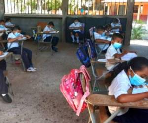 La variante ómicron podría evitar el regreso a clases.