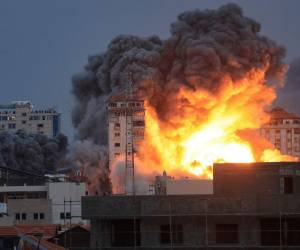 El ejército israelí indicó que aún libraba combates en “22 lugares” con “cientos de infiltrados” que ingresaron en el país “por aire, mar y tierra” para perpetrar los ataques con misiles.