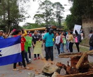 Los pobladores en El Hatillo se tomaron la vía a eso de las 6:00 de la mañana de este lunes. Foto: Cortesía.