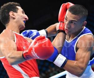 El púgil hondureño en combate con el francés Sofiane Oumiha. Foto: AFP