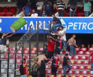 Familias con niños, buscaban ponerse a salvo mientras otras llevaron la violencia al terreno de juego con más intercambios de golpes.