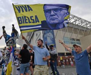 'Creo que es el entrenador mejor preparado que he visto en mi vida', llegó a decir sobre él Josep Guardiola, que no oculta su admiración por el 'Loco' Bielsa, ahora ídolo de los seguidores del Leeds. Foto: AFP.