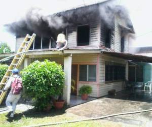 Al parecer el infortunado hombre intentó huir del fuego pues su cuerpo estaba cerca de las gradas que llevaban al primer piso de la casa, pero lastimosamente no lo logró.