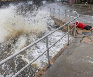 El huracán Helene se dirige hacia Florida con vientos de 205 km/h, amenazando la costa noroeste con marejadas e inundaciones.