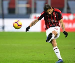 Ricardo Rodríguez lanzando al arco con el AC Milan en duelo de Serie A. (AFP)