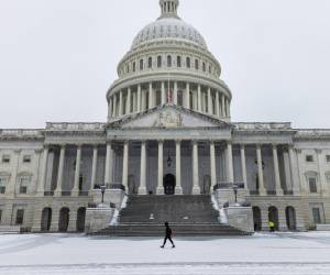 Washington ha amanecido en plena tormenta invernal, con varios centímetros de nieve acumulada.