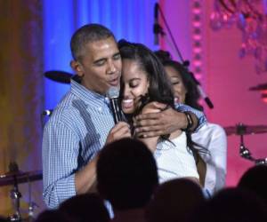 Malia subió al escenario a abrazar a su padre por cantarle el Feliz Cumpleaños.