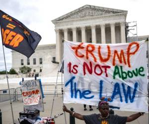 ”Trump no está por encima de ley” decían algunas pancartas de protestantes afuera de la Corte Suprema de Estados Unidos.