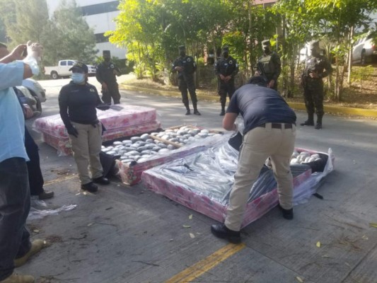 La droga iba oculta en estructuras de camas que eran trasladadas en un carro.