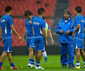 Ramón Maradiaga junto a la selección de El Salvador en el estadio Azteca de México.