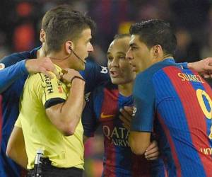 Luis Suárez se mostró molesto por la expulsión durante el juego de semifinal ante el Atlético de Madrid (Foto: Agencia AFP)