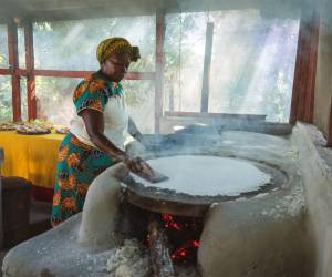 Mujeres garífunas elaborando casabe con técnicas tradicionales y ancestrales en una comunidad del Caribe hondureño.