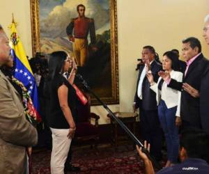 Los gobernadores de oposición fueron juramentados por el gobierno de Nicolás Maduro este lunes, luego de que fueran declaradas por la misma oposición. Foto: AP