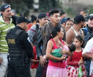 La cita coincidió con la salida de una caravana de cerca de 1,000 hondureños que en forma irregular buscan llegar a Estados Unidos huyendo de la violencia de pandillas y en la búsqueda de empleo.