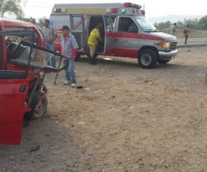 Cuerpos de socorro llegaron al lugar del accidente para atender a las víctimas.