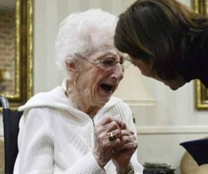 Esta mujer de 97 años de edad llora de alegría cuando finalmente recibió su diploma de graduación.