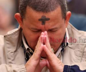 Los feligreses católicos asisten desde horas muy tempranas a misa para iniciar su tiempo de conversión.