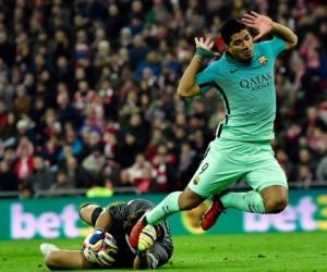 Luis Suárez cae ante la salida del portero del Bilbao, Gorka Iraizos. Foto: Agencia AP