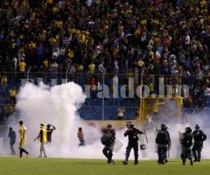 La Policía Nacional tuvo que utilizar gas lacrimógeno para poder disolver la situación. Foto: EL HERALDO / OPSA